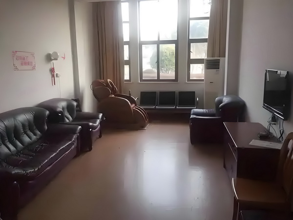 带着痴儿闹革命